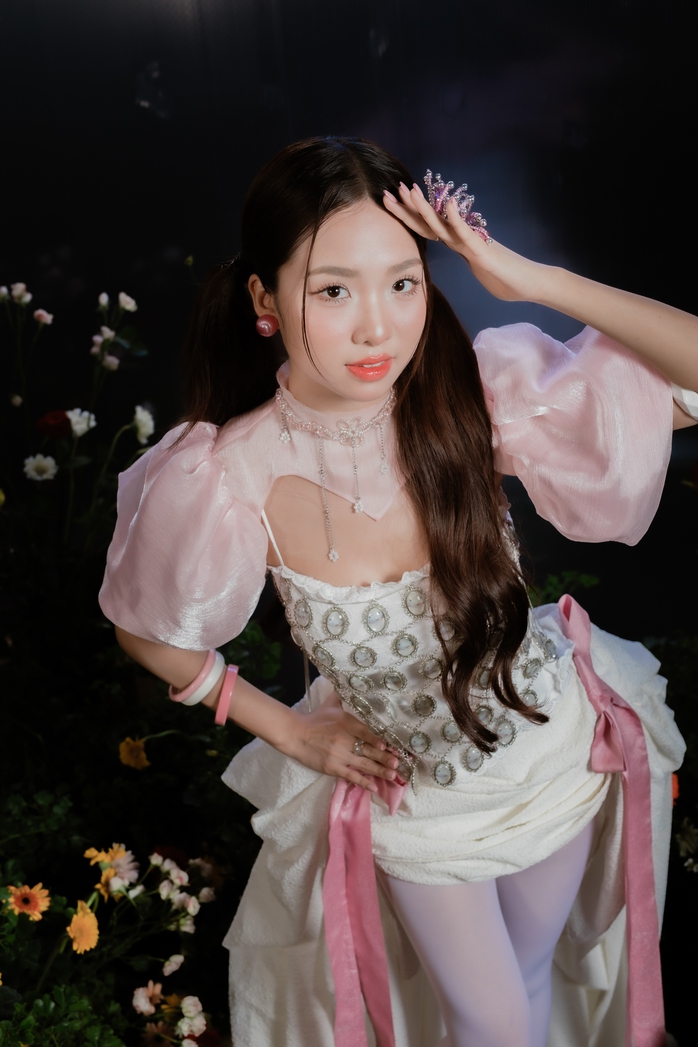 Visual 'nàng thơ' của Ngô Trúc Linh gây sốt khi kết hợp cùng Huy Tít (Mưa đỏ)  - Ảnh 3.