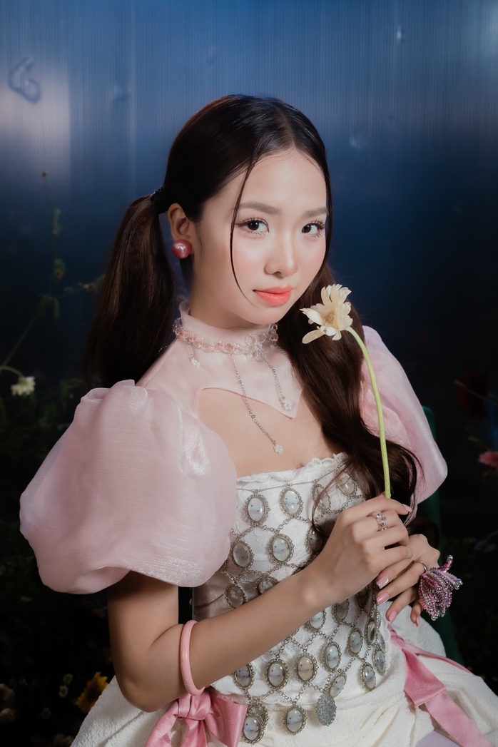 Visual 'nàng thơ' của Ngô Trúc Linh gây sốt khi kết hợp cùng Huy Tít (Mưa đỏ)  - Ảnh 1.