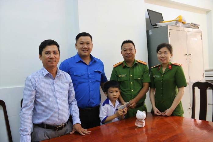 Học sinh lớp 1 ủng hộ đồng bào miền Trung bằng tiền tiết kiệm từ mèo nhựa - Ảnh 1.