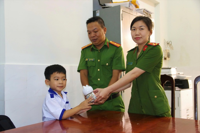 Học sinh lớp 1 ủng hộ đồng bào miền Trung bằng tiền tiết kiệm từ mèo nhựa - Ảnh 2.