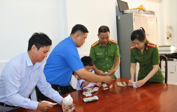 Học sinh lớp 1 ủng hộ đồng bào miền Trung bằng tiền tiết kiệm từ mèo nhựa - Ảnh 3.