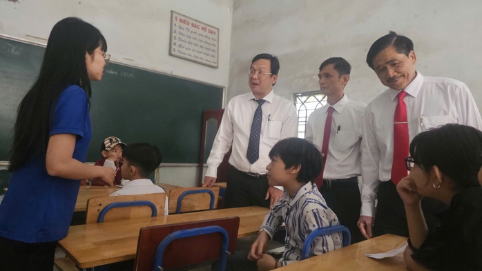 MTTQ Việt Nam TP HCM tặng nhà Đại đoàn kết và quà cho công nhân , học sinh khó khăn - Ảnh 6.