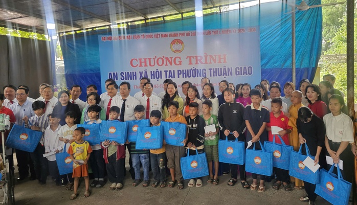 MTTQ Việt Nam TP HCM tặng nhà Đại đoàn kết và quà cho công nhân , học sinh khó khăn - Ảnh 5.