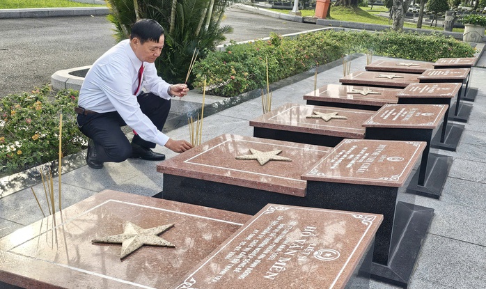 MTTQ Việt Nam TP HCM tặng nhà Đại đoàn kết và quà cho công nhân , học sinh khó khăn - Ảnh 4.