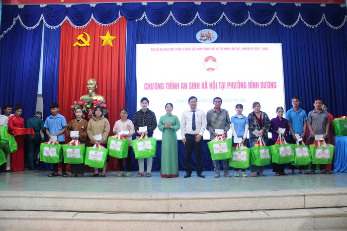 MTTQ Việt Nam TP HCM tặng nhà Đại đoàn kết và quà cho công nhân , học sinh khó khăn - Ảnh 9.