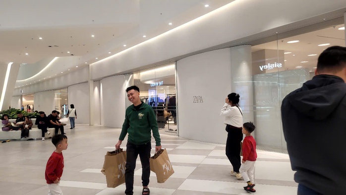 Black Friday 2025: Mua sắm rộn ràng nhưng vẫn có Nơi ế ẩm dù giảm giá lớn - Ảnh 1. Black Friday 2025: Mua sắm rộn ràng nhưng vẫn có Nơi ế ẩm dù giảm giá lớn - Ảnh 1.