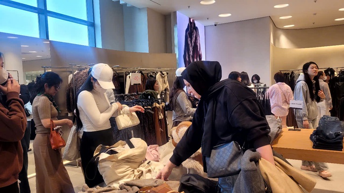 Black Friday 2025: Mua sắm rộn ràng nhưng vẫn có Nơi ế ẩm dù giảm giá lớn - Ảnh 8. Black Friday 2025: Mua sắm rộn ràng nhưng vẫn có Nơi ế ẩm dù giảm giá lớn - Ảnh 8.