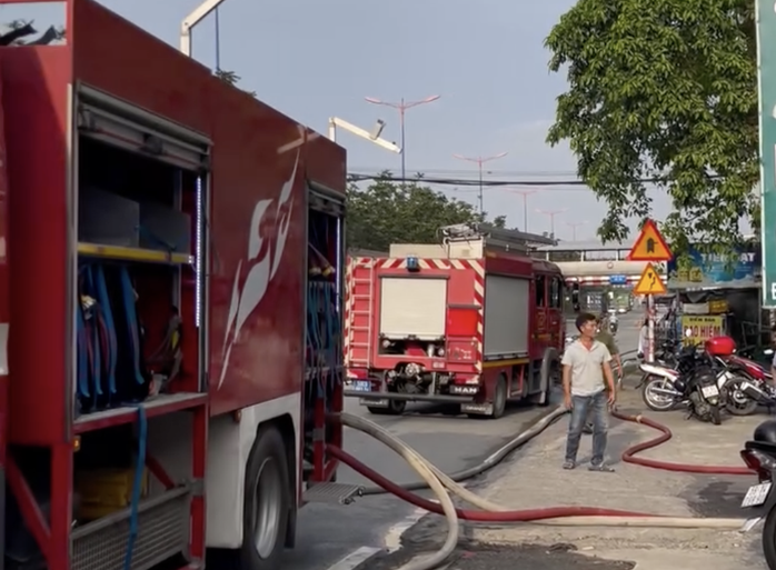 Hiện trường cháy lớn kho hàng ở xa lộ Hà Nội, TPHCM - Ảnh 5.