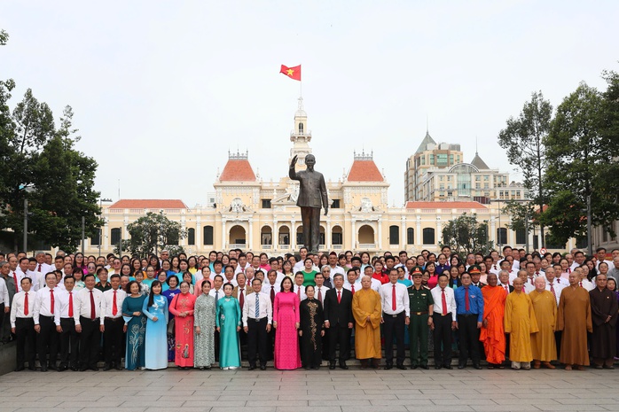 Đoàn đại biểu dự Đại hội đại biểu MTTQ Việt Nam TPHCM dâng hoa Tượng đài Chủ tịch Hồ Chí Minh - Ảnh 5.