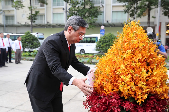 Đoàn đại biểu dự Đại hội đại biểu MTTQ Việt Nam TPHCM dâng hoa Tượng đài Chủ tịch Hồ Chí Minh - Ảnh 1.