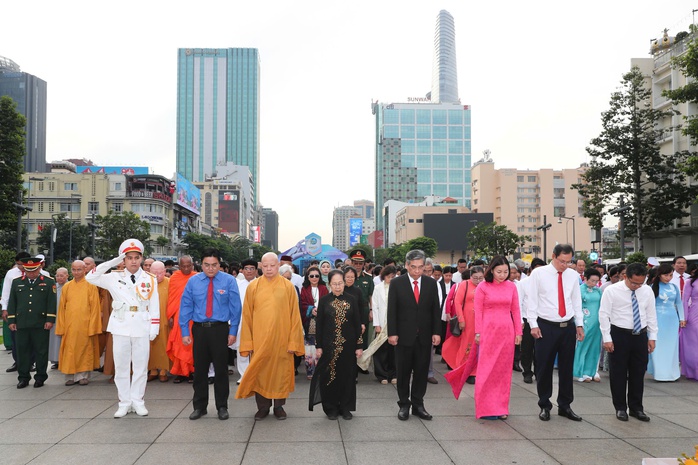 Đoàn đại biểu dự Đại hội đại biểu MTTQ Việt Nam TPHCM dâng hoa Tượng đài Chủ tịch Hồ Chí Minh - Ảnh 4.