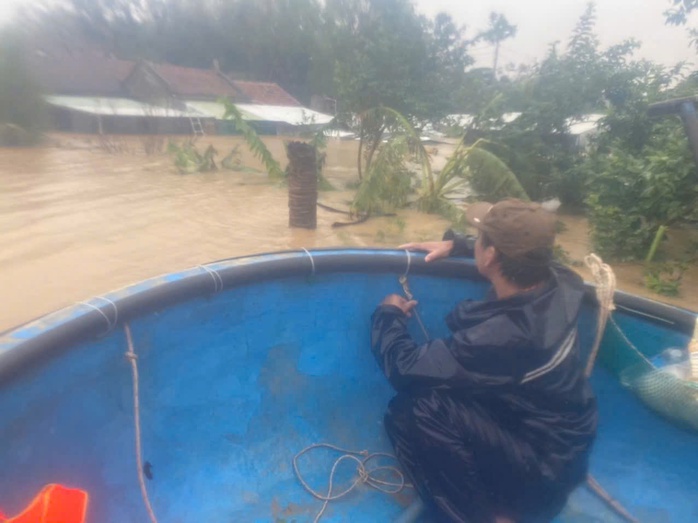 Khen thưởng hành động dũng cảm cứu hộ lũ lụt của 11 người dân tại Đắk Lắk - Ảnh 2. Khen thưởng hành động dũng cảm cứu hộ lũ lụt của 11 người dân tại Đắk Lắk - Ảnh 2.