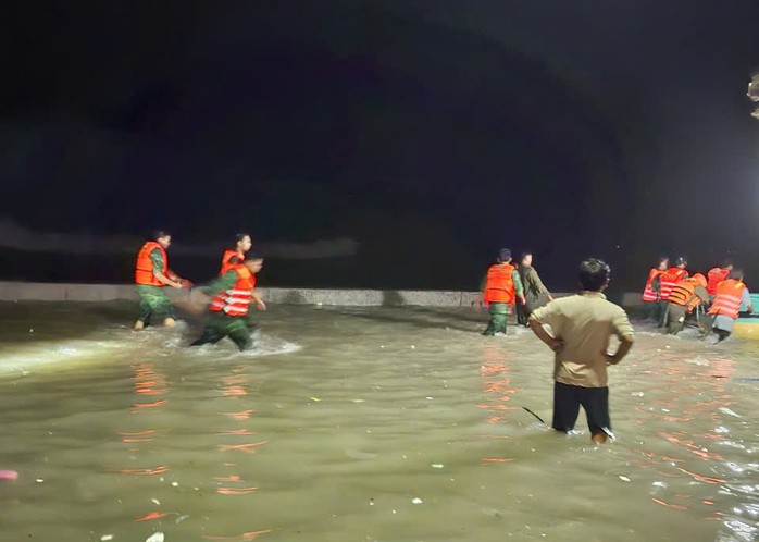 Sóng lớn cuốn mất tích một ngư dân khi vớt neo trước bão số 15 - Ảnh 1.