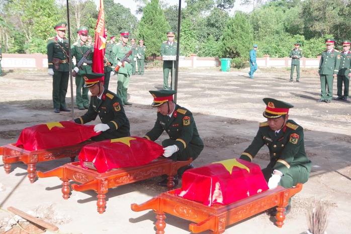 Những di vật xúc động bên cạnh 3 liệt sĩ ở Eo Bù - Chút Mút - Ảnh 1. Những di vật xúc động bên cạnh 3 liệt sĩ ở Eo Bù - Chút Mút - Ảnh 1.