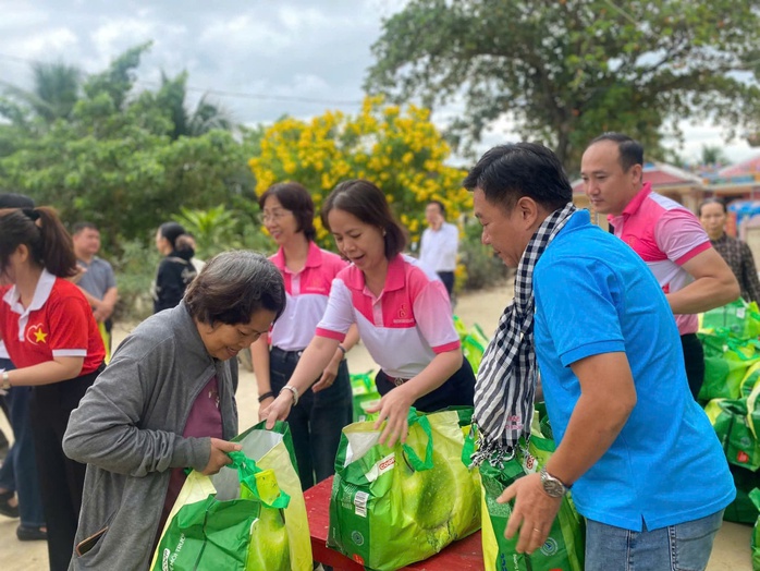 Saigon Co.op lan tỏa yêu thương đến người lao động và người dân bị ảnh hưởng bởi mưa lũ - Ảnh 3.