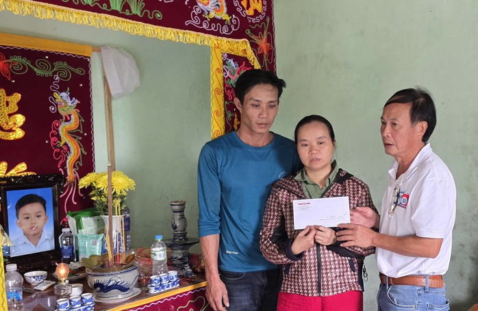 Nước mắt chảy ngược bên dòng sông Ba sau cơn lũ lịch sử - Ảnh 1.