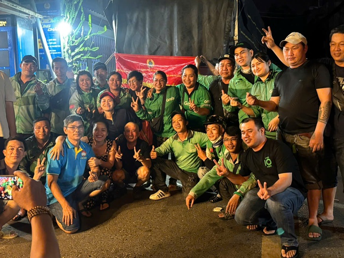 Tài xế xe ôm TPHCM góp tiền hỗ trợ người dân vùng lũ - Ảnh 1.