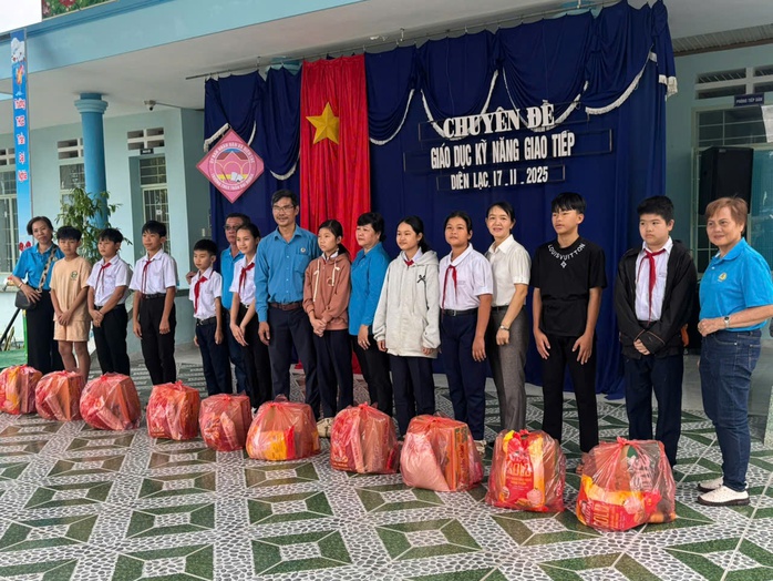 Tài xế xe ôm TPHCM góp tiền hỗ trợ người dân vùng lũ - Ảnh 3.