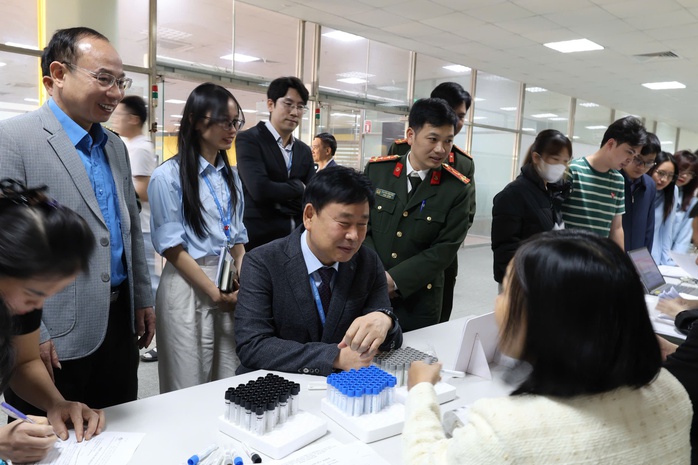 Tổng Liên đoàn và Bộ Công an tổ chức khám bệnh miễn phí cho 15.000 công nhân ở 7 tỉnh, thành - Ảnh 1.