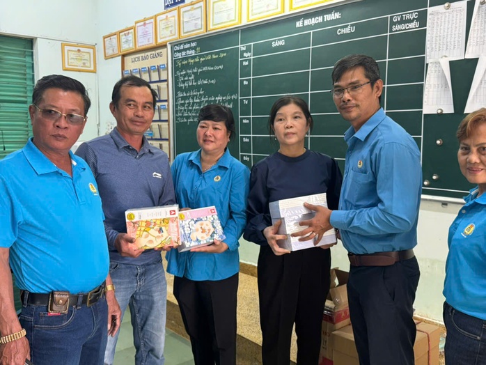 Tài xế xe ôm TPHCM góp tiền hỗ trợ người dân vùng lũ - Ảnh 2.