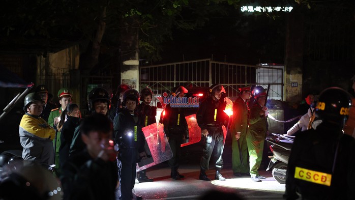 Công an phong tỏa lối vào Trạm Quản lý thị trường số 4 - Ảnh 1.