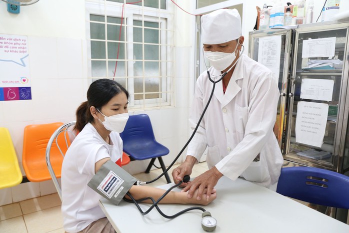 TPHCM dự kiến hỗ trợ 9 triệu đồng/tháng cho bác sĩ cao tuổi - Ảnh 1.