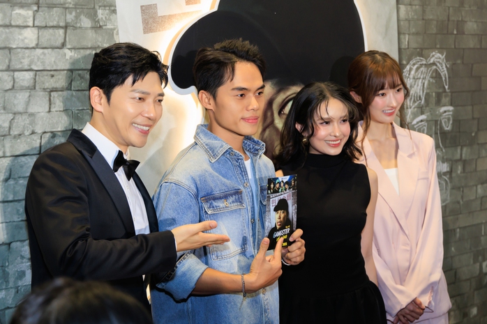 Tài tử "Hậu duệ mặt trời" hài hước tại TP HCM - Ảnh 2.