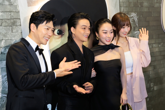 Tài tử "Hậu duệ mặt trời" hài hước tại TP HCM - Ảnh 1.