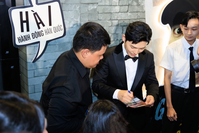 Tài tử "Hậu duệ mặt trời" hài hước tại TP HCM - Ảnh 4.