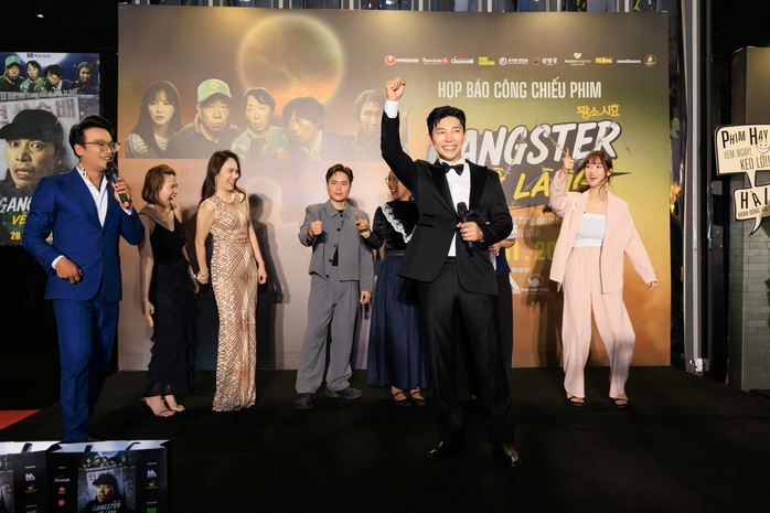 Tài tử "Hậu duệ mặt trời" hài hước tại TP HCM - Ảnh 7.