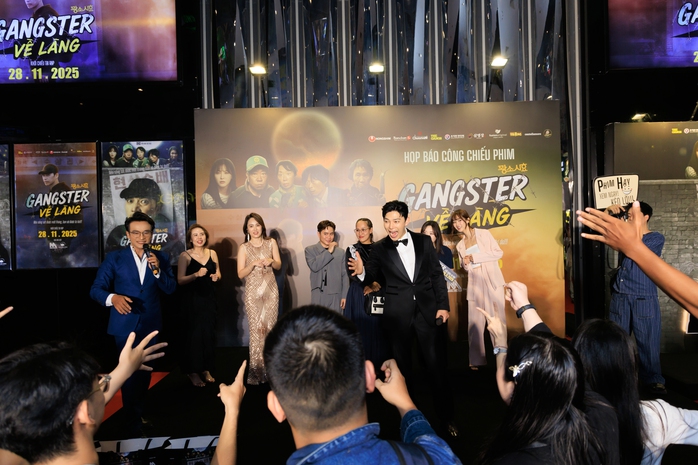 Tài tử "Hậu duệ mặt trời" hài hước tại TP HCM - Ảnh 11.