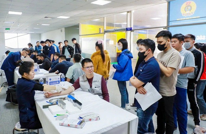 Tổng Liên đoàn và Bộ Công an tổ chức khám bệnh miễn phí cho 15.000 công nhân ở 7 tỉnh, thành - Ảnh 5.