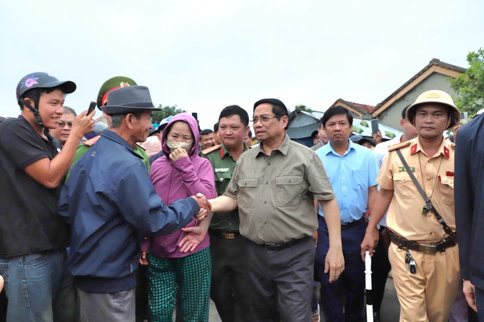 Thủ tướng Chính phủ thăm hỏi, động viên người dân vùng "rốn lũ" Đắk Lắk - Ảnh 1.