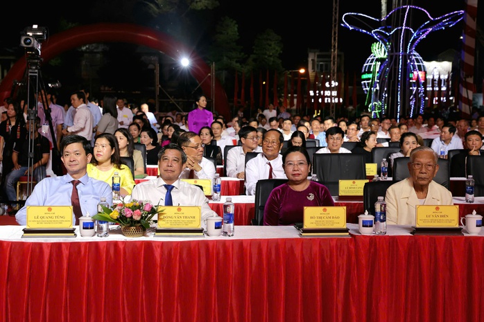 Cần Thơ khai hội Ok Om Bok – Đua ghe ngo 2025 tôn vinh di sản Văn hóa - Ảnh 2. Cần Thơ khai hội Ok Om Bok – Đua ghe ngo 2025 tôn vinh di sản Văn hóa - Ảnh 2.