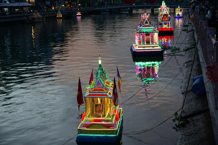 Cần Thơ khai hội Ok Om Bok – Đua ghe ngo 2025 tôn vinh di sản Văn hóa - Ảnh 11. Cần Thơ khai hội Ok Om Bok – Đua ghe ngo 2025 tôn vinh di sản Văn hóa - Ảnh 11.