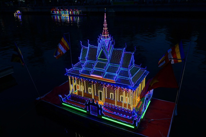 Cần Thơ khai hội Ok Om Bok – Đua ghe ngo 2025 tôn vinh di sản Văn hóa - Ảnh 12. Cần Thơ khai hội Ok Om Bok – Đua ghe ngo 2025 tôn vinh di sản Văn hóa - Ảnh 12.