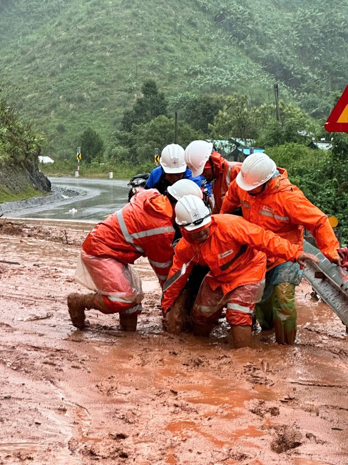 EVNCPC họp khẩn ứng phó bão số 13: Giữ vững an toàn, kỷ luật trong mưa lũ - Ảnh 3.