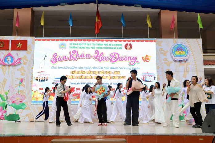 Ca sĩ Phạm Anh Tuấn khuấy động chương trình "Sân khấu học đường" - Ảnh 2.