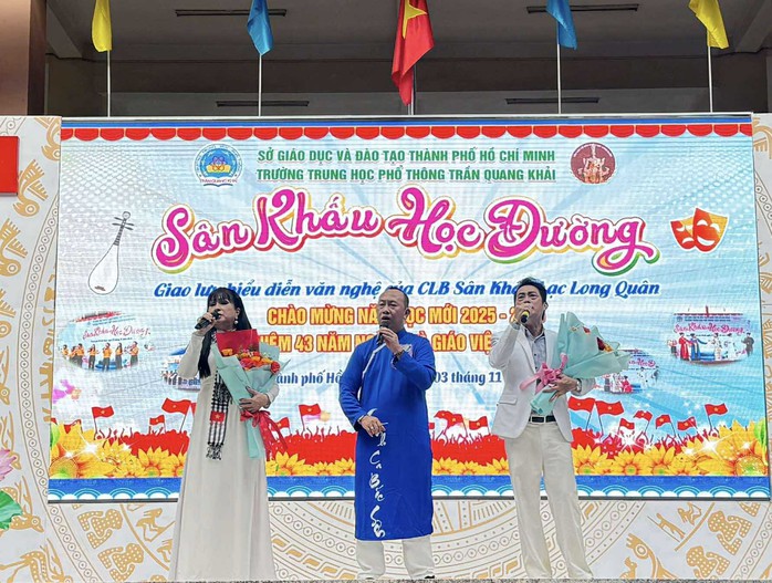 Ca sĩ Phạm Anh Tuấn khuấy động chương trình "Sân khấu học đường" - Ảnh 4.