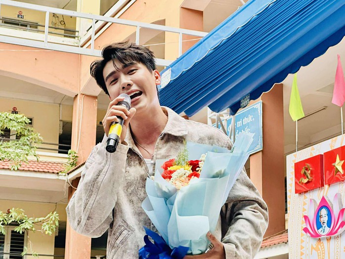 Ca sĩ Phạm Anh Tuấn khuấy động chương trình "Sân khấu học đường" - Ảnh 1.