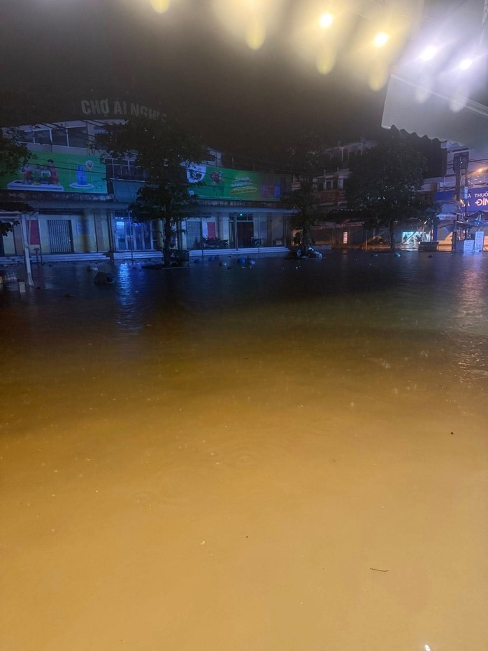 Nhiều nơi ở Đà Nẵng ngập nặng trở lại, người dân khốn khổ - Ảnh 1.