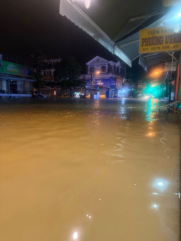 Nhiều nơi ở Đà Nẵng ngập nặng trở lại, người dân khốn khổ - Ảnh 3.