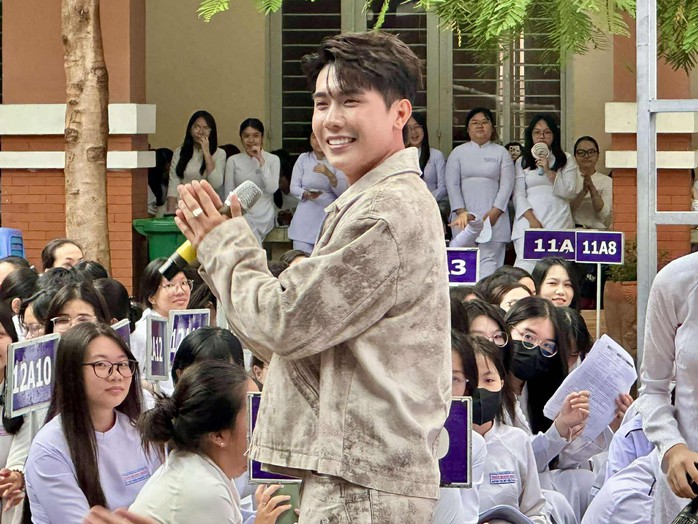 Ca sĩ Phạm Anh Tuấn khuấy động chương trình "Sân khấu học đường" - Ảnh 5.