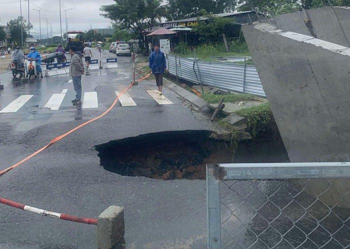 Hố tử thần xuất hiện giữa đường Nam Kỳ Khởi Nghĩa tại Đà Nẵng gây hoang mang - Ảnh 1.