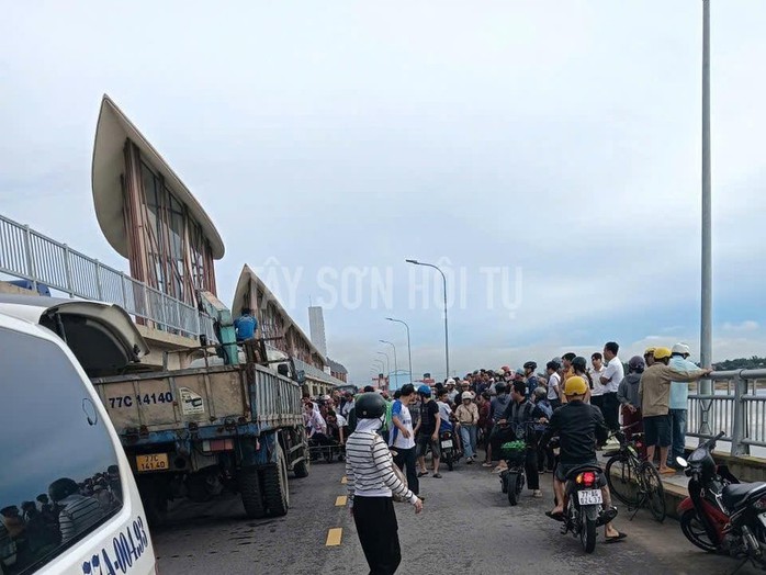 Học sinh lớp 11 nhảy đập tự tử, được cứu sống ngoạn mục trên sông Côn - Ảnh 1. Học sinh lớp 11 nhảy đập tự tử, được cứu sống ngoạn mục trên sông Côn - Ảnh 1.