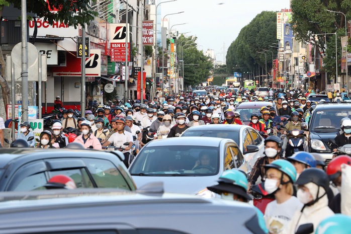 TP HCM đề xuất mở đường cho xe xăng “lên đời” thành xe điện - Ảnh 1.