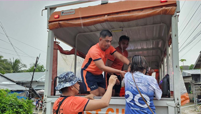 Philippines sơ tán hàng chục ngàn người để tránh bão - Ảnh 1.