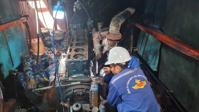 Tàu cá gặp sự cố trên biển, được đưa về đảo Trường Sa khắc phục - Ảnh 2.