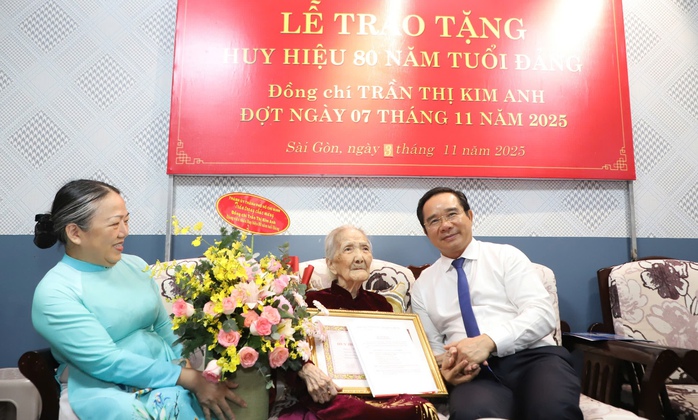 Lãnh đạo TP HCM trao Huy hiệu Đảng cho đảng viên lão thành 80 năm tuổi Đảng - Ảnh 1.