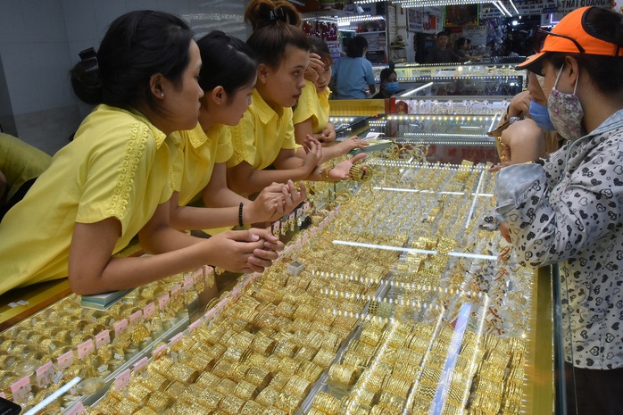 Giá vàng hôm nay 4-11: Tiếp tục sụt giảm - Ảnh 1.